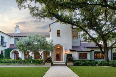 Geräumiges, Zweistöckiges Mediterranes Einfamilienhaus mit Putzfassade, beiger Fassadenfarbe, Walmdach und Ziegeldach in Houston