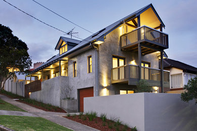 Immagine della villa grande grigia contemporanea a due piani con rivestimento in cemento, tetto a mansarda e copertura in metallo o lamiera