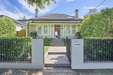 シドニーにあるおしゃれな家の外観の写真