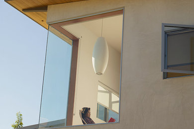 Foto de fachada beige moderna grande de dos plantas con revestimiento de estuco y tejado de un solo tendido