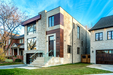 Diseño de fachada de casa beige moderna grande de tres plantas con revestimientos combinados, tejado plano y tejado de metal