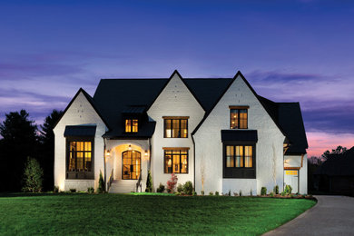 Imagen de fachada de casa blanca y negra clásica renovada extra grande de dos plantas con revestimiento de ladrillo, tejado a dos aguas y tejado de varios materiales