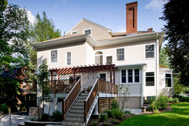 Foto de fachada de casa beige clásica grande de dos plantas con revestimiento de vinilo, tejado a dos aguas y tejado de teja de madera