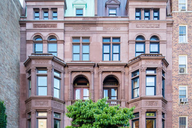ニューヨークにある高級なトラディショナルスタイルのおしゃれな家の外観 (石材サイディング、タウンハウス) の写真