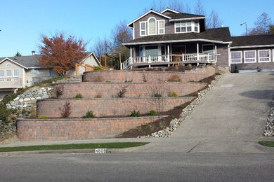 Großes Eklektisches Einfamilienhaus mit Backsteinfassade, brauner Fassadenfarbe, Satteldach und Schindeldach in Seattle