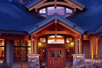 Imagen de fachada de casa beige de estilo americano grande de dos plantas con revestimiento de madera, tejado a dos aguas y tejado de metal