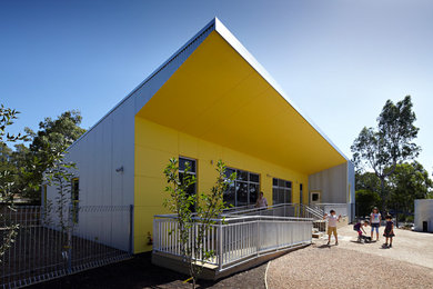 Idées déco pour une façade de maison métallique et jaune contemporaine de plain-pied.