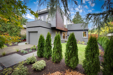 Foto de fachada de casa gris moderna de tamaño medio de dos plantas con revestimientos combinados y tejado plano