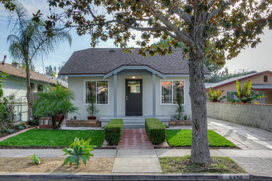 ロサンゼルスにある中くらいなトランジショナルスタイルのおしゃれな家の外観 (漆喰サイディング) の写真