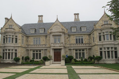 Diseño de fachada de estilo americano grande de tres plantas con revestimiento de piedra