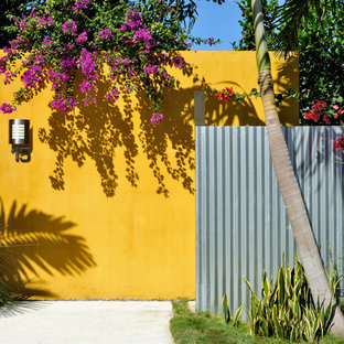 Diseño de fachada amarilla, actual, con revestimientos combinados