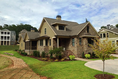 Modelo de fachada gris de estilo americano de tamaño medio de dos plantas con revestimiento de piedra y tejado a dos aguas