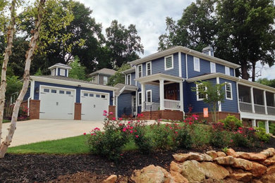 На фото: двухэтажный, синий дом среднего размера в стиле кантри с облицовкой из винила и вальмовой крышей