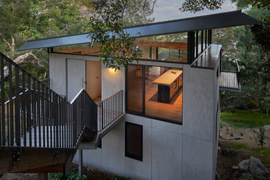 Идея дизайна: двухэтажный, серый частный загородный дом среднего размера в стиле модернизм с облицовкой из ЦСП и металлической крышей