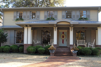Imagen de fachada beige de estilo americano de tamaño medio de dos plantas con revestimientos combinados y tejado a la holandesa