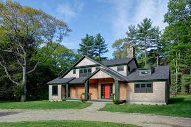 Modelo de fachada de casa beige de estilo americano de tamaño medio de dos plantas con revestimiento de madera, tejado a dos aguas y tejado de teja de madera