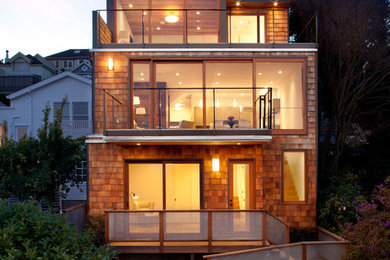 Inspiration för mellanstora moderna bruna hus, med tre eller fler plan, blandad fasad och platt tak