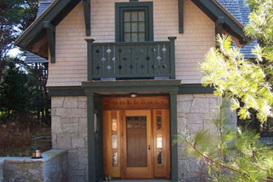 Diseño de fachada de casa beige rústica grande de dos plantas con revestimientos combinados, tejado a dos aguas y tejado de teja de madera