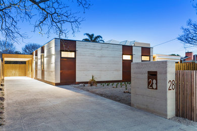 Mittelgroßes, Einstöckiges Modernes Einfamilienhaus mit Metallfassade, bunter Fassadenfarbe, Flachdach und Blechdach in Melbourne