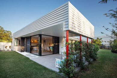 Einstöckiges Modernes Einfamilienhaus mit weißer Fassadenfarbe und Flachdach in Gold Coast - Tweed