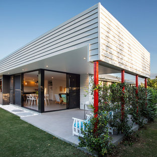 Inspiration for a contemporary one-storey white house exterior in Gold Coast - Tweed with a flat roof.