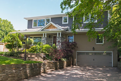 Mittelgroßes, Dreistöckiges Rustikales Einfamilienhaus mit Vinylfassade, grauer Fassadenfarbe, Satteldach und Schindeldach in Toronto