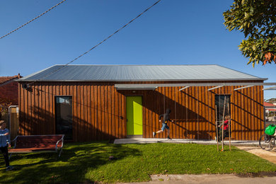 Cette photo montre une façade de maison tendance en bois de plain-pied.