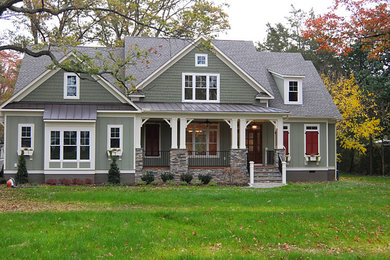 Zweistöckiges, Großes Uriges Haus mit grüner Fassadenfarbe und Faserzement-Fassade in Richmond