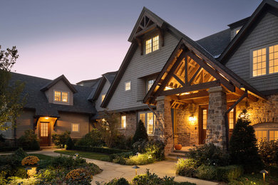 Foto de fachada de casa beige de estilo americano de tres plantas con revestimientos combinados, tejado a dos aguas y tejado de teja de madera
