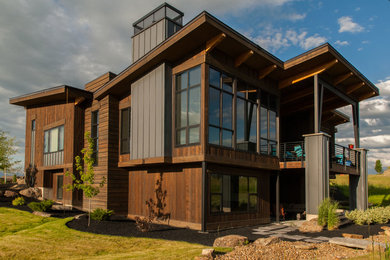 Стильный дизайн: двухэтажный частный загородный дом в современном стиле с комбинированной облицовкой и металлической крышей - последний тренд