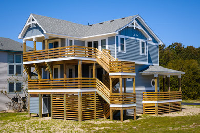 Идея дизайна: маленький, трехэтажный, деревянный, синий дом с двускатной крышей для на участке и в саду