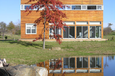 Ejemplo de fachada moderna con revestimiento de madera