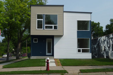 Foto della facciata di una casa blu moderna a due piani con rivestimenti misti