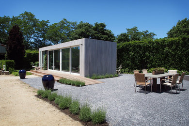 Пример оригинального дизайна: маленький, одноэтажный, деревянный, белый дом в морском стиле с плоской крышей для на участке и в саду