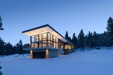 Diseño de fachada de casa multicolor minimalista grande de dos plantas con revestimientos combinados y tejado de un solo tendido