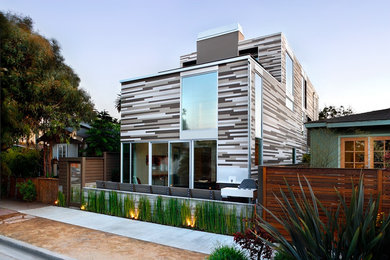 Idées déco pour une façade de maison marron contemporaine en bois de taille moyenne et à deux étages et plus.