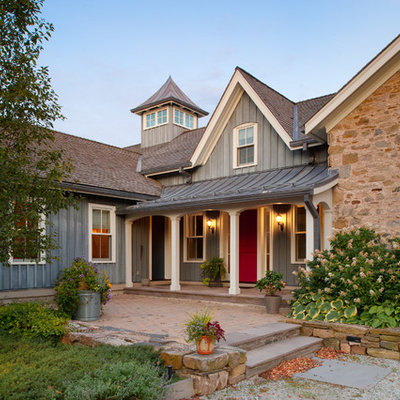 Country mixed siding exterior home idea in Toronto