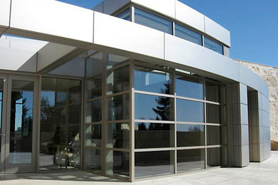 Foto de fachada beige moderna grande con revestimientos combinados y tejado plano