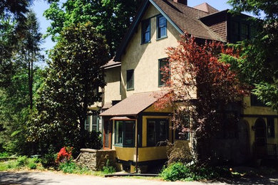 フィラデルフィアにあるお手頃価格のカントリー風のおしゃれな家の外観 (漆喰サイディング) の写真