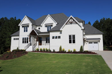 Geräumiges, Zweistöckiges Rustikales Einfamilienhaus mit Backsteinfassade, weißer Fassadenfarbe, Satteldach und Schindeldach in Raleigh