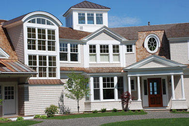 Ejemplo de fachada gris clásica extra grande de tres plantas con revestimiento de madera y tejado a doble faldón