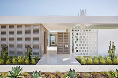Стильный дизайн: одноэтажный, белый частный загородный дом в современном стиле с плоской крышей - последний тренд