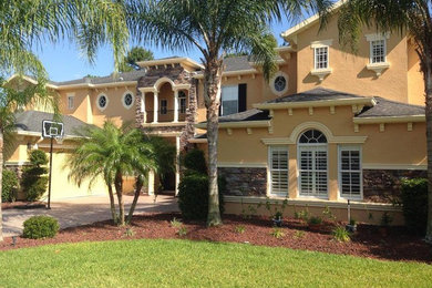 Large tropical exterior home idea in Orlando