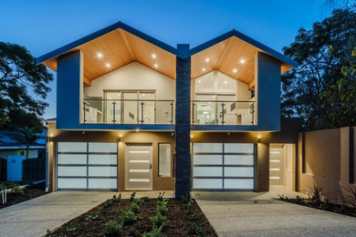 Cette photo montre une petite façade de maison beige tendance en pierre à un étage avec un toit à deux pans.