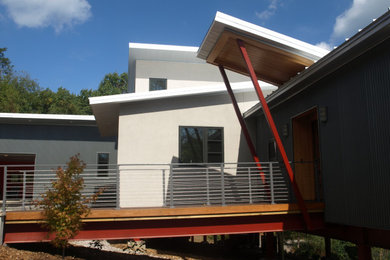 Diseño de fachada de casa moderna grande de dos plantas con revestimientos combinados, tejado de un solo tendido y tejado de metal
