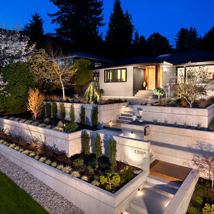 Mittelgroßes, Zweistöckiges, Graues Mid-Century Einfamilienhaus mit Betonfassade in Vancouver