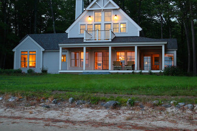 На фото: двухэтажный, серый частный загородный дом среднего размера в современном стиле с облицовкой из ЦСП, двускатной крышей и крышей из гибкой черепицы с