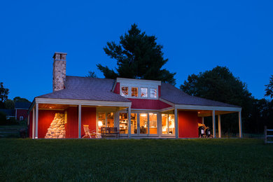 Modelo de fachada de casa roja clásica pequeña de dos plantas con revestimiento de madera, tejado a cuatro aguas y tejado de teja de madera