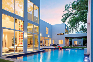 Großes, Zweistöckiges Modernes Einfamilienhaus mit weißer Fassadenfarbe, Flachdach und Betonfassade in Dallas