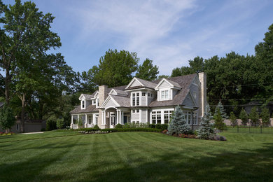 Imagen de fachada de casa gris costera extra grande de dos plantas con revestimiento de madera, tejado a dos aguas y tejado de teja de madera